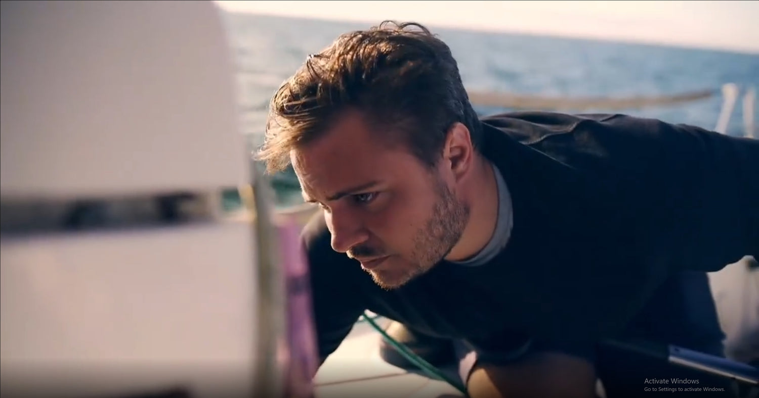 Fokuserad seglare som tittar på något