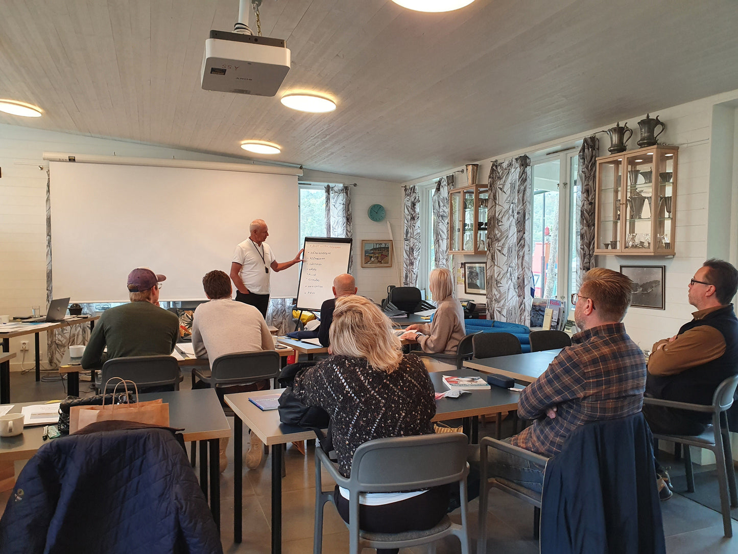 Lärare håller kurs för elever på en båtklubb